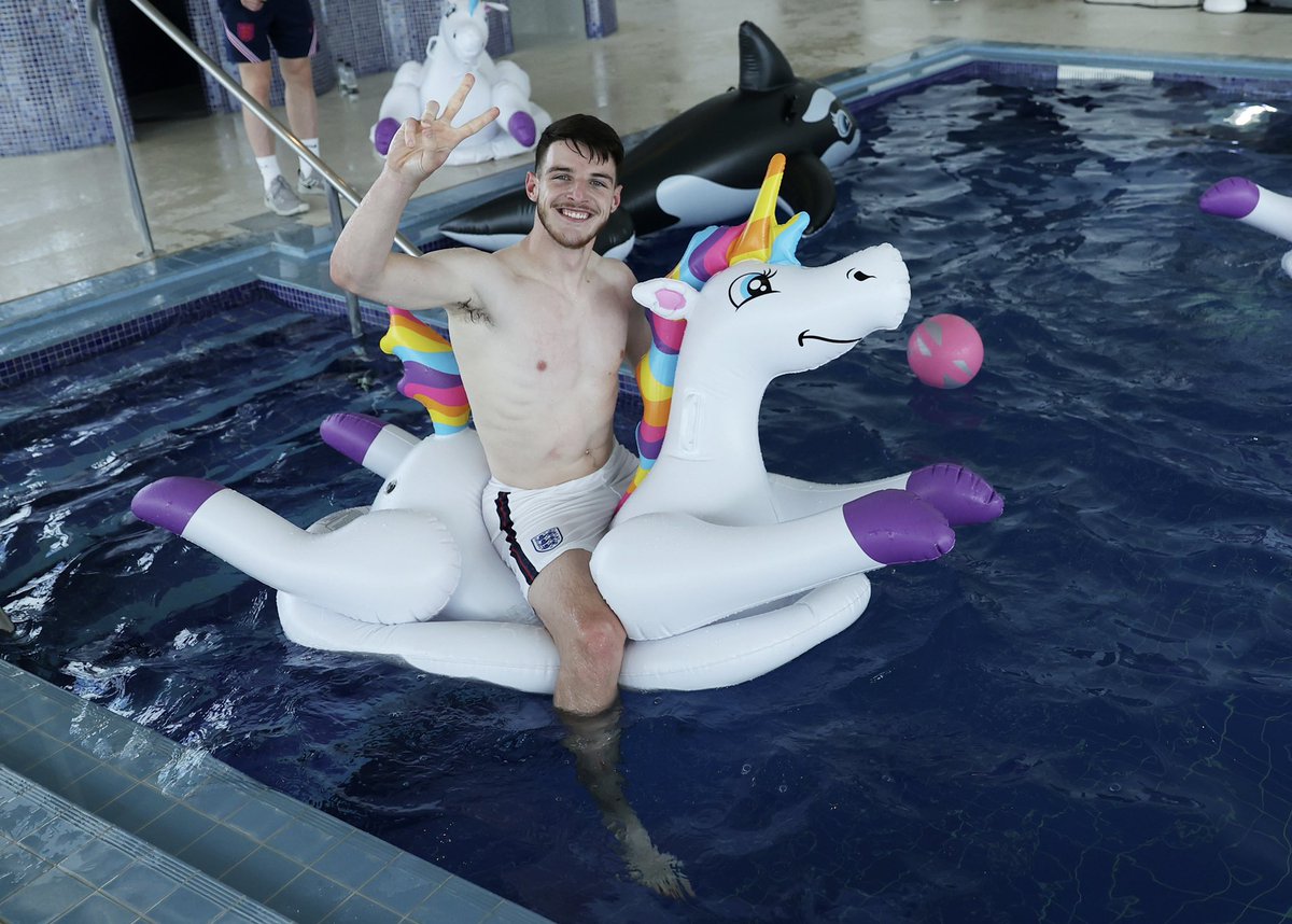 eddie_keogh's tweet photo. My cheeks are killing me but It won’t stop me smiling at these pictures. @England are in the semi’s @wembleystadium and the unicorns are back!!! #ThreeLions #gettyfc @BukayoSaka87 @masonmount_10 @_DeclanRice @Sanchooo10 https://t.co/sRRn3CfnA0