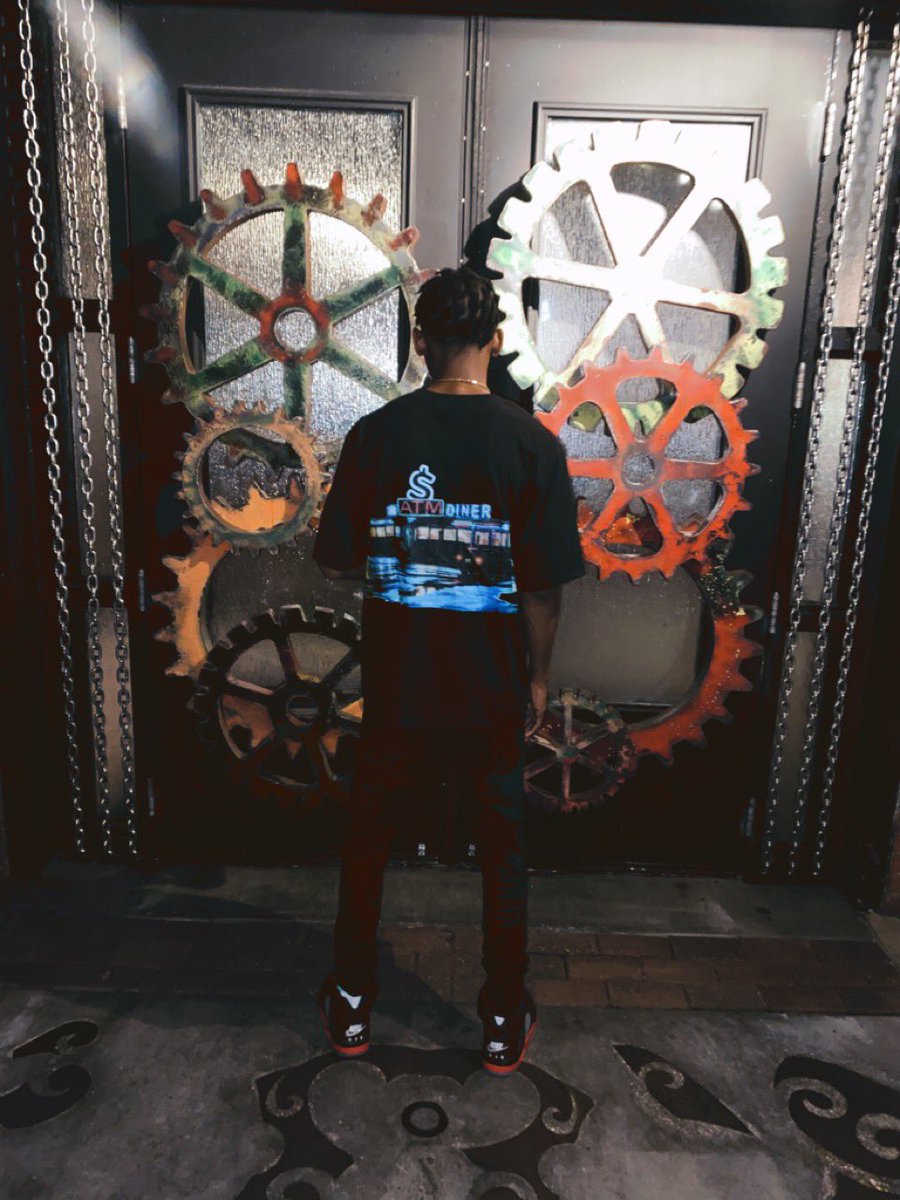 Atmkenn22's tweet photo. Turn my back on a n*gga like I’m rocking Vlone 💧 https://t.co/aisS6hDBGz