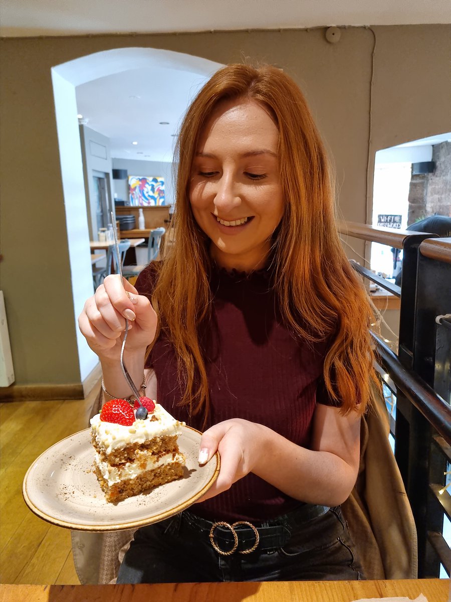 SandL_Blog's tweet image. Here is Lisa looking at her cake the way I wish she looked at me 😂😂😂

An amazing carrot cake from @S_Cross_Cafe on Edinburgh&apos;s iconic Cockburn Street 🥕