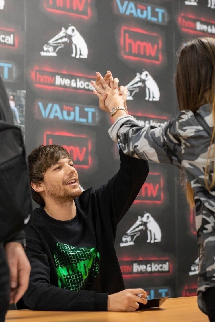 OBRIENSSSD's tweet photo. Bakın elini tutuyo #LouisStreamParty https://t.co/cJctKmGjLO