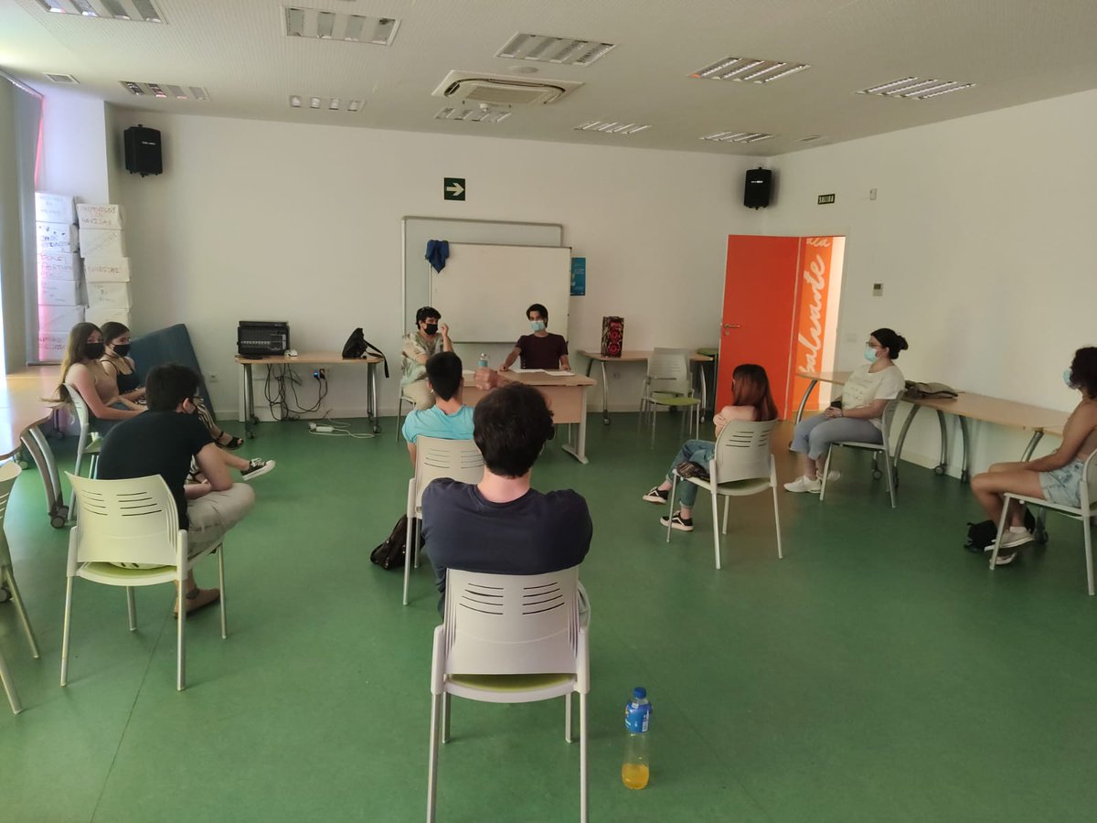 Bululuteatro's tweet photo. El viernes pasado mantuvimos una reunión hablando sobre el pasado, presente y futuro de la asociación 😷, respetando todas las medidas de seguridad.

Fue, más que una reunión, un reencuentro.

Tenemos mucha ilusión por volver  ⚡️ 🍍

#teatro #factoriajovenbadajoz #CulturaSegura https://t.co/f6UKAGbKYw