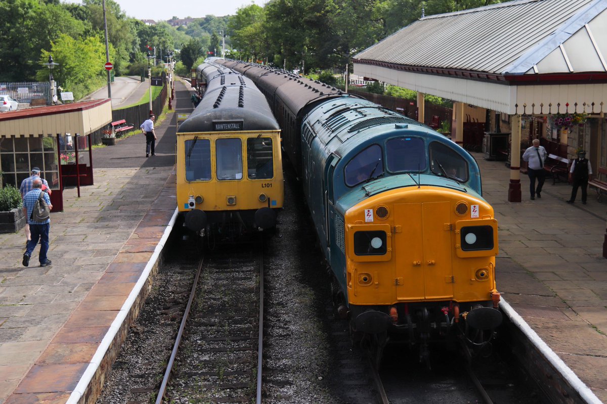 37109 stands alongside the 104/105/122 set at Ramsbottom on the @eastlancsrly, working 1J65 to Rawtenstall. 1/7/21.
#ELR #EastLancsRailway #Class37 #DieselGala @elrdiesel