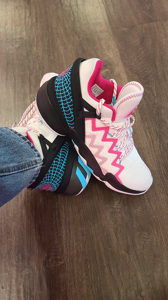 theSPORTSFAN69's tweet photo. @spidadmitchell @TMobileGear #bemagenta 
Got to be one of the MOST comfortable pair of shoes I have had!!!... @adidas how about bringing back the SL technology and giving @spidadmitchell an experience he WON'T FORGET
#SPORTSLUXURY https://t.co/YX4qI1dkFP https://t.co/M0aNHFg4e7