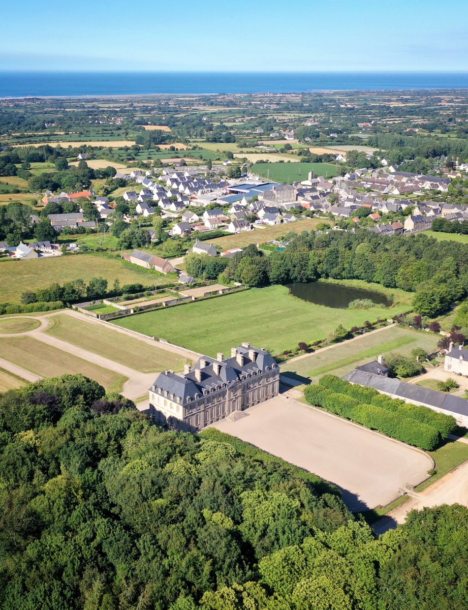 🔴 𝗖𝗢𝗧𝗘𝗡𝗧𝗜𝗡 💦 | À deux pas du #chateau de Saint-Pierre-Église, la mer vous offre un paysage magnifique digne de notre belle #Normandie ! 😍 #CetEteJeVisiteLaFrance 🇨🇵