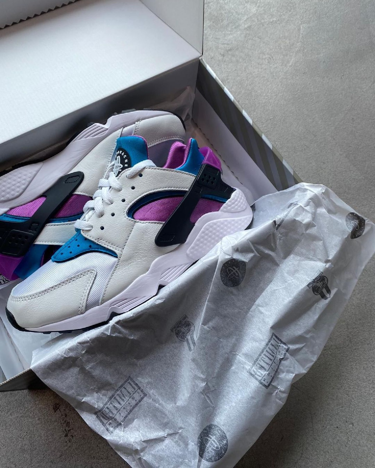 SEVENSTORE on X Nike s Air Huarache Deep Magenta adds eye catching colour to your 90 s inspired wardrobe. Available to purchase in store and online now. RRP 110. Nike Huarache SEVENSTORE https t IT...