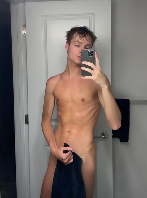 2 pic. RT for the third pic when I drop the towel ;) https://t.co/GauRXJ7kf2