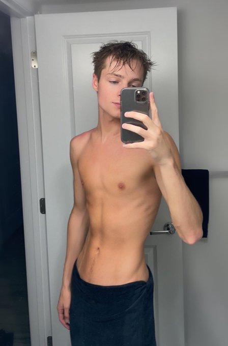 1 pic. RT for the third pic when I drop the towel ;) https://t.co/GauRXJ7kf2