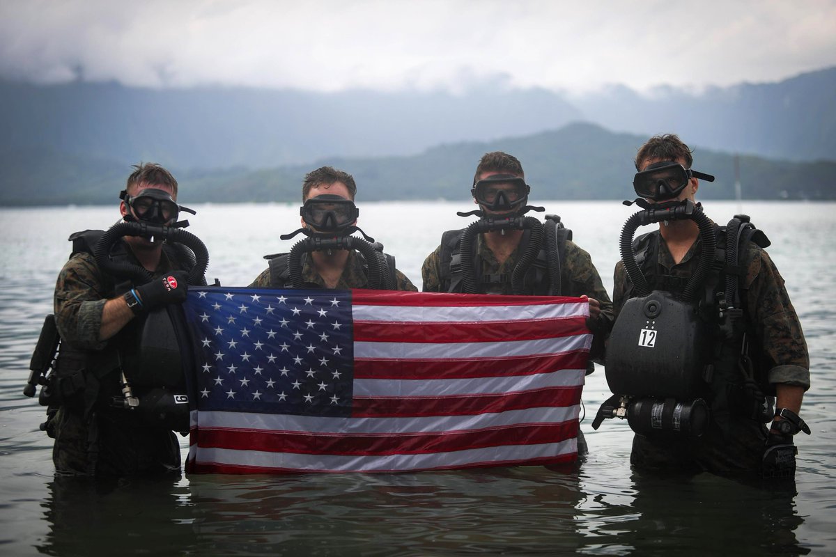 CombatDiverFdn's tweet photo. #Independence for 245 years. Happy birthday, #America

#Marines with 4th Force Reconnaissance Battalion pose with the American flag during dive operations in Kaneohe Bay, HI -- 09DEC16

(@USMC photo by Cpl. Aaron S. Patterson/Released)

#IndependenceDay #CombatDiver #CombatDivers https://t.co/dhqwtU9QrF