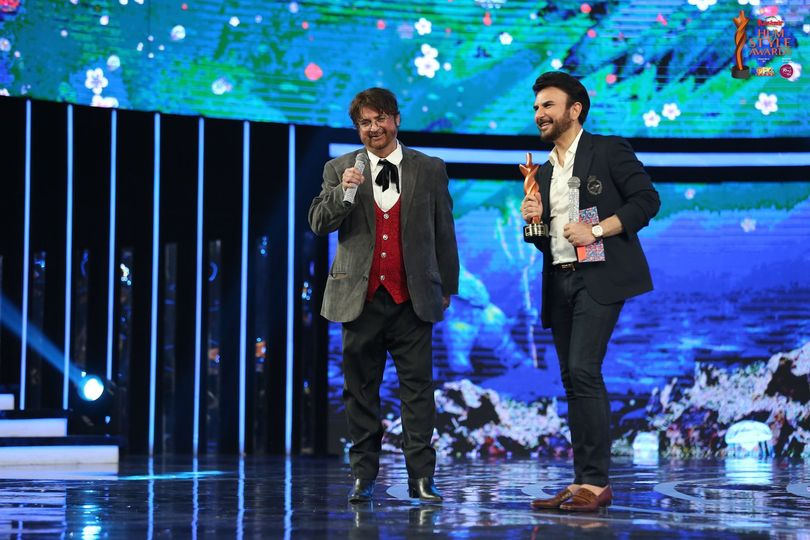 The Winner of Kashmir Hum Style Awards Designer of the Year Bridal 2020 is Shehla Chatoor-Received By Shehzad Raza On Her Behalf!  
Stay Tuned For More Updates On Kashmir Hum Style Awards!
#KHSA21 #KASHMIRHUMSTYLEAWARDS #GFCFans #MoizGurr #GourmetFoods #HSA21 #HSA