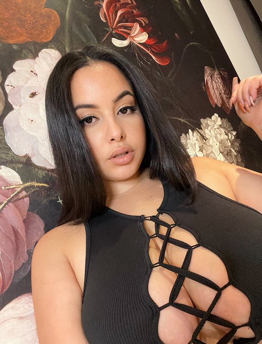 what did u notice first? https://t.co/3IM3itdIOn