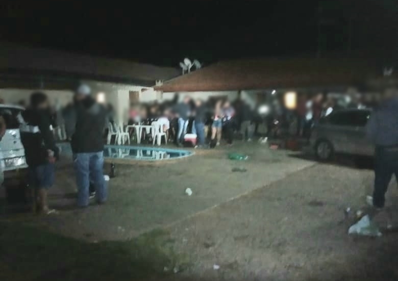 g1riopreto's tweet photo. Polícia Militar flagra festa clandestina com 200 pessoas em Potirendaba https://t.co/B2CDn0TJWm #G1 #Potirendaba https://t.co/0sUaJQJpXL