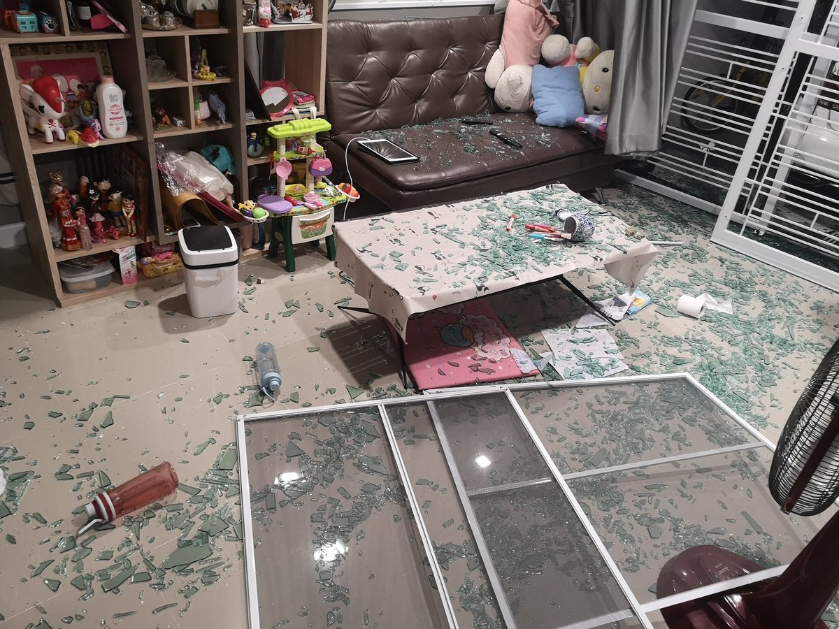 เกิดเหตุ​อะไรระเบิด​หรือเปล่า​ บ้านเราอยู่ซอยกิ่งแก้ว​25/1 ได้รับแรงกระแทกสภาพคือ.............