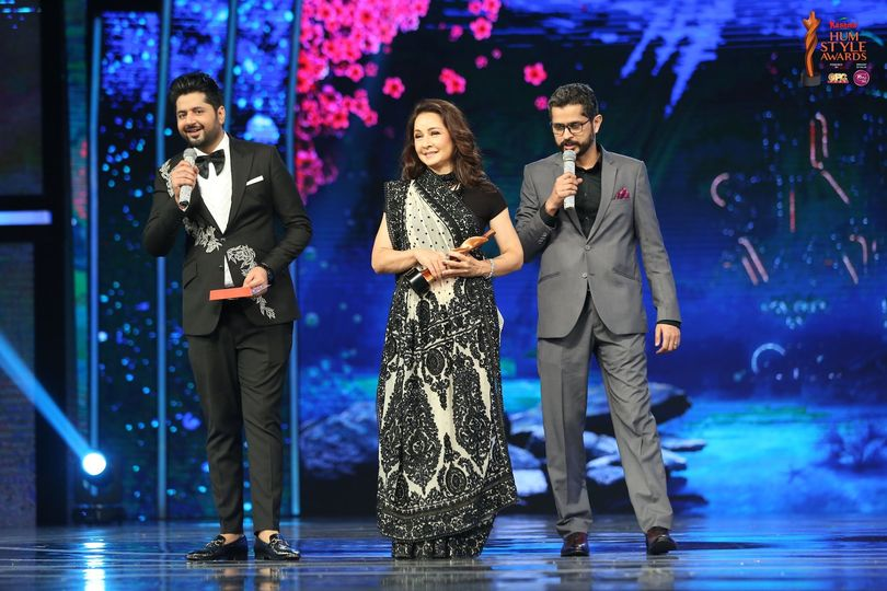 The Kashmir Hum Style Awards Most Stylish Actor Film Female 2020 is  Presented By Zeba Bakhtiar and Omer Ahmed Senior Brand Manager United Industries Limited! 
#KHSA21 #KASHMIRHUMSTYLEAWARDS #GFCFans #MoizGurr #GourmetFoods #HSA21 #HSA
