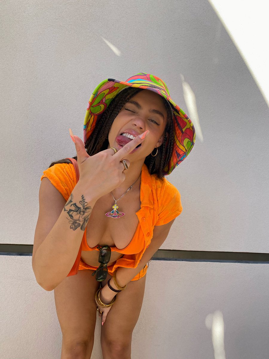 MVKDRE's tweet photo. matching the nails with the fit > 🧡 https://t.co/XzeaExXNZX