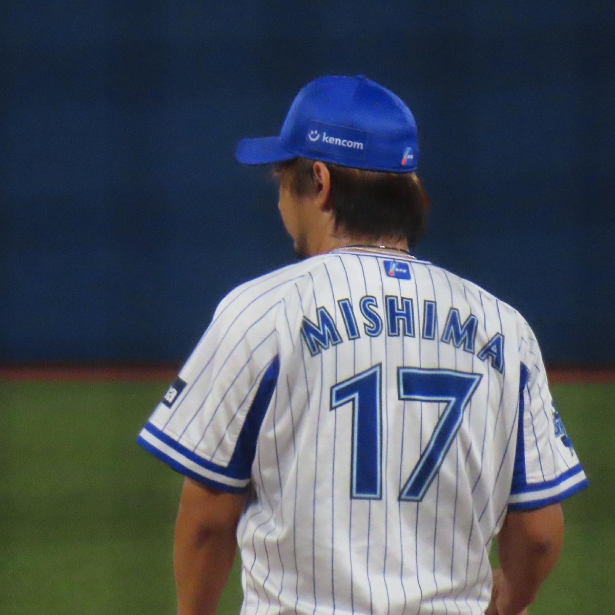 三嶋選手17 サイン入り ユニフォーム 17 三嶋一輝選手 直筆サイン色紙 ＆ カード付 ☆ベイスターズの