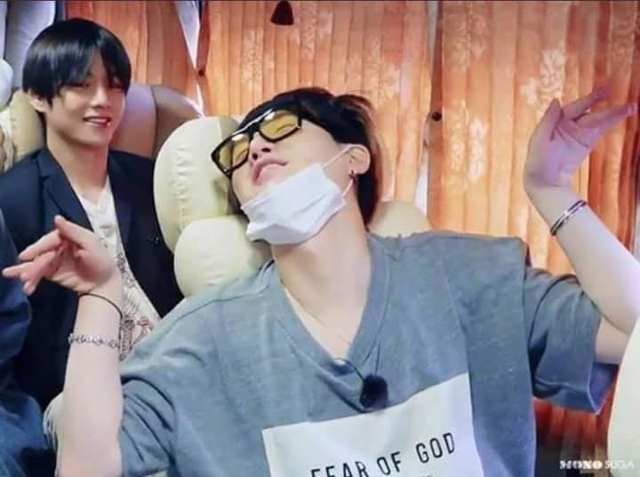 btoncw's tweet photo. Recordemos cuando yoongi dijo; "Holly duerme en medio de mi cama, así que tengo que dormir así y él duerme así"🥺

NOOO QUE LINDOO
#sugacute #YOONGI #BTS #ARMY https://t.co/lGIXl3sYah