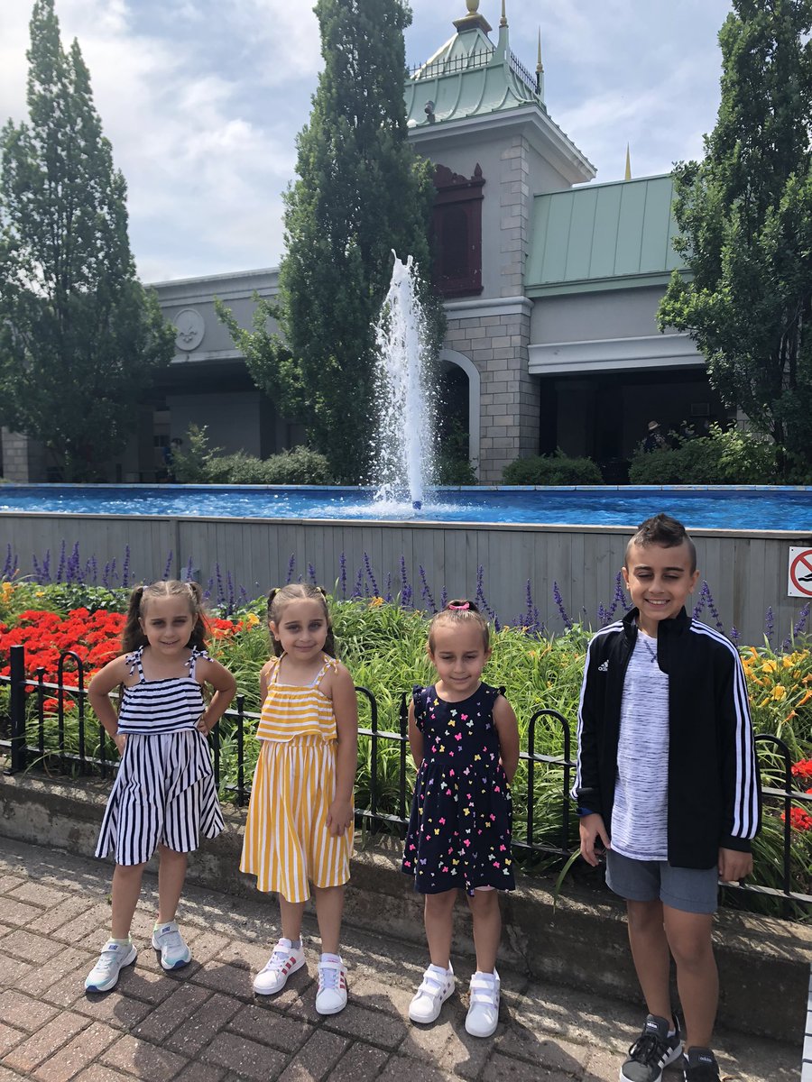 AngieMezher's tweet photo. Last day in Montreal went so well at “La Ronde”. @MissAdamsSMY @MrsCarrollSMY @MissBSMY @MmeVadeboncoeur @MmeLuna_SMY @CindyDilamarter https://t.co/GqgqGsLP0P
