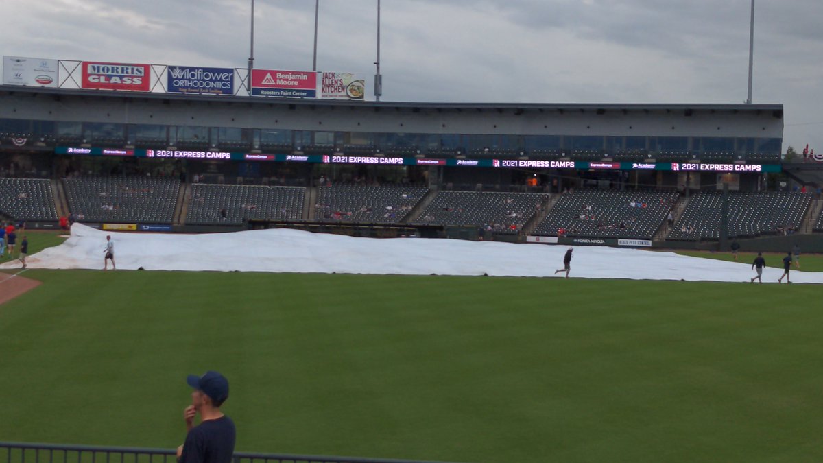 nick_youngerman's tweet photo. @RRExpress @danolaurel The infield just got covered. Is the game delayed? https://t.co/VpOKzrSQis