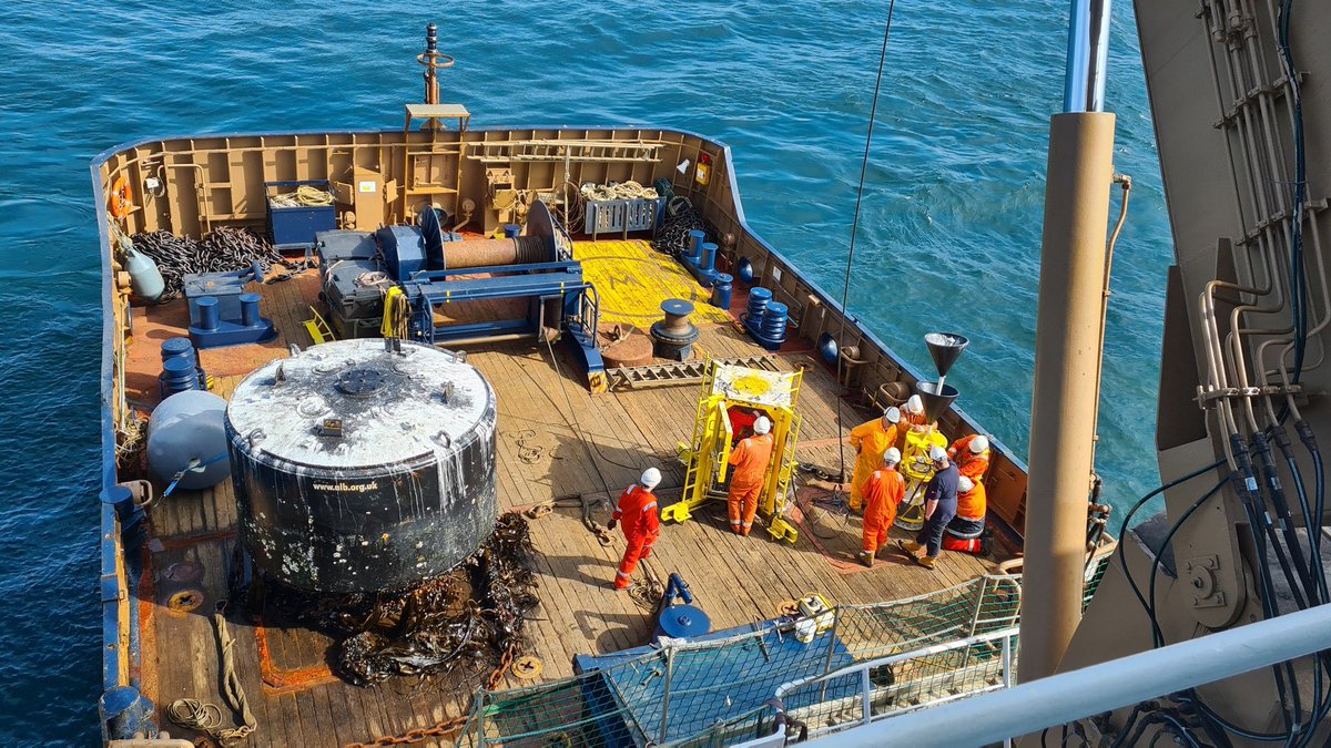 CaptFrazer's tweet image. It was all hands on deck yesterday to carry out a #racon repair on one of our #outerhebrides buoys. The deck crew removed the superstructure from the buoy body for quicker and safer access.