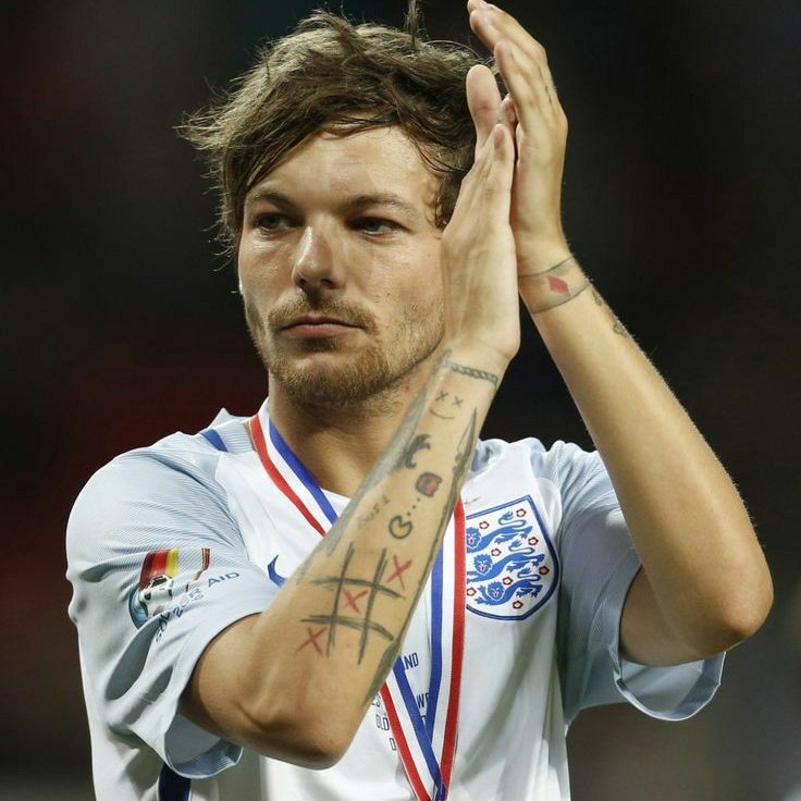 EUROC2020's tweet photo. @England @LukeShaw23 #LouisTomlinson is an English football fan, vote here for "Kill my mind"! #ENG https://t.co/hORUVYLQFL https://t.co/3hUIQysCdx