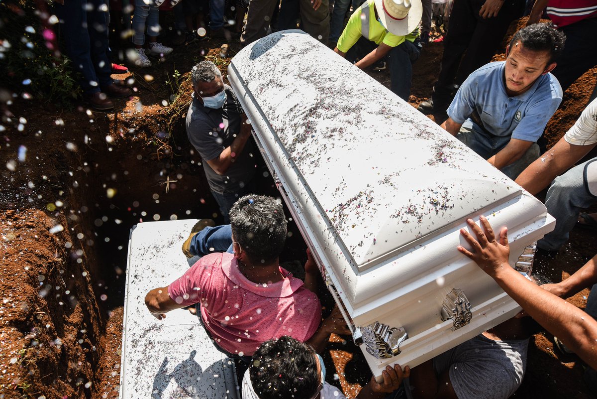 HctorAd's tweet photo. Funeral de Jonathan y Eduardo, niños asesinados por la Fuerza Civil en Amatlàn,Veracruz. Uno tenía 13 y el otro 15 años, familiares piden Justicia.
#veracruz https://t.co/GijeSZ8qFd
