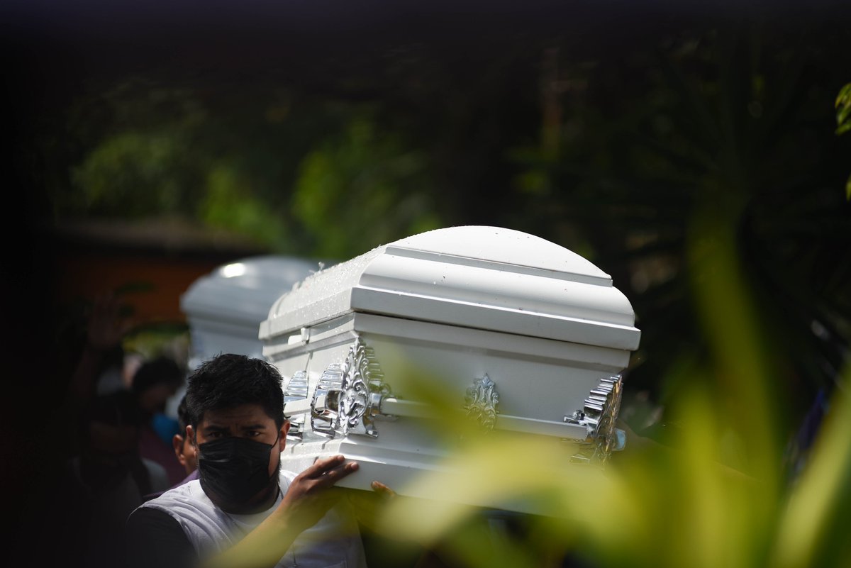 HctorAd's tweet photo. Funeral de Jonathan y Eduardo, niños asesinados por la Fuerza Civil en Amatlàn,Veracruz. Uno tenía 13 y el otro 15 años, familiares piden Justicia.
#veracruz https://t.co/GijeSZ8qFd