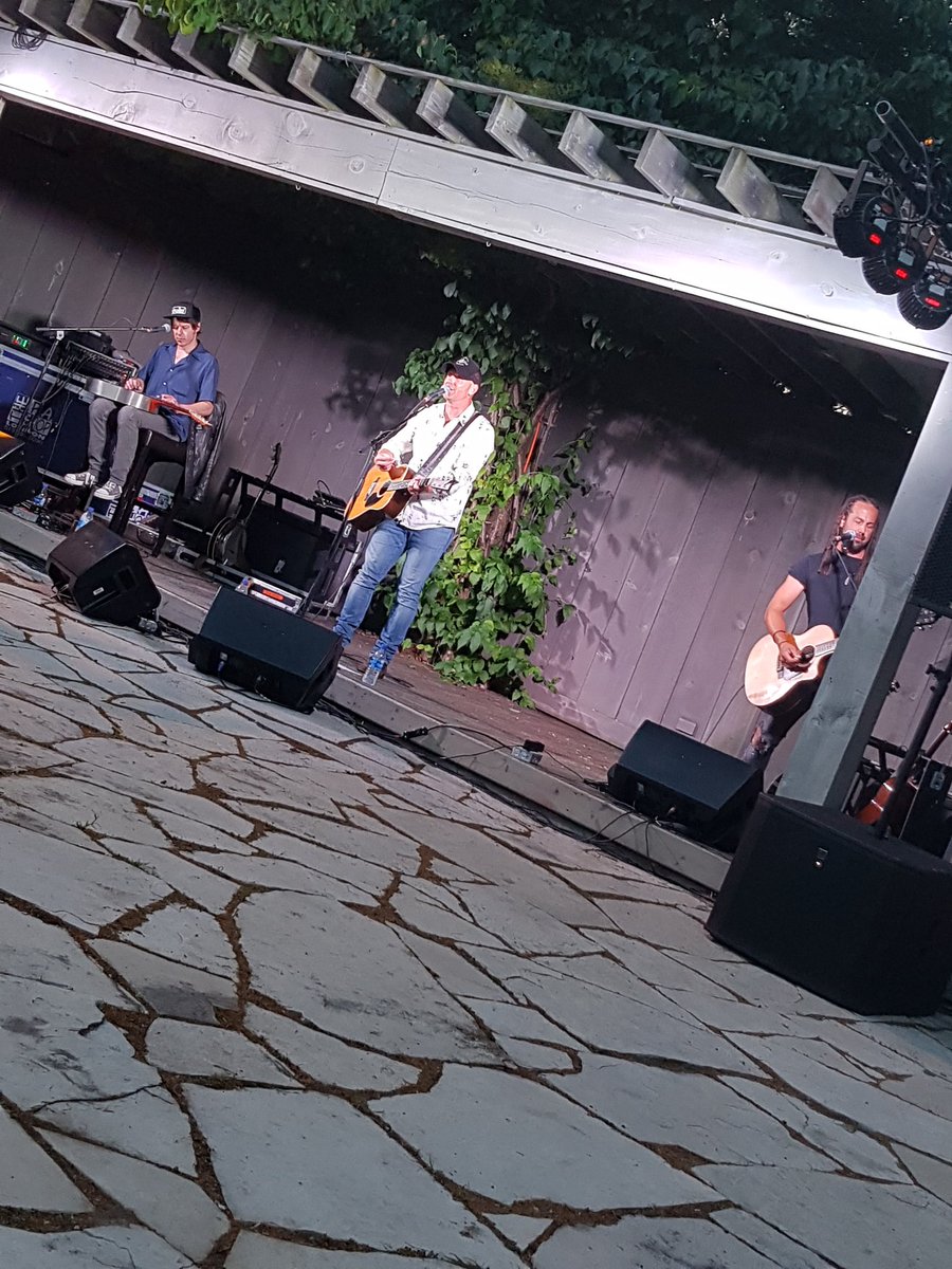 hopper_johanna's tweet photo. My first live show of the year and it was a #hellraisinggoodtime (campfire style) with @timhicksmusic ππ₯π€ @RockTheParkLDN. π§‘ the new music #CampfireTroubadour. https://t.co/cy4bLa9Snf