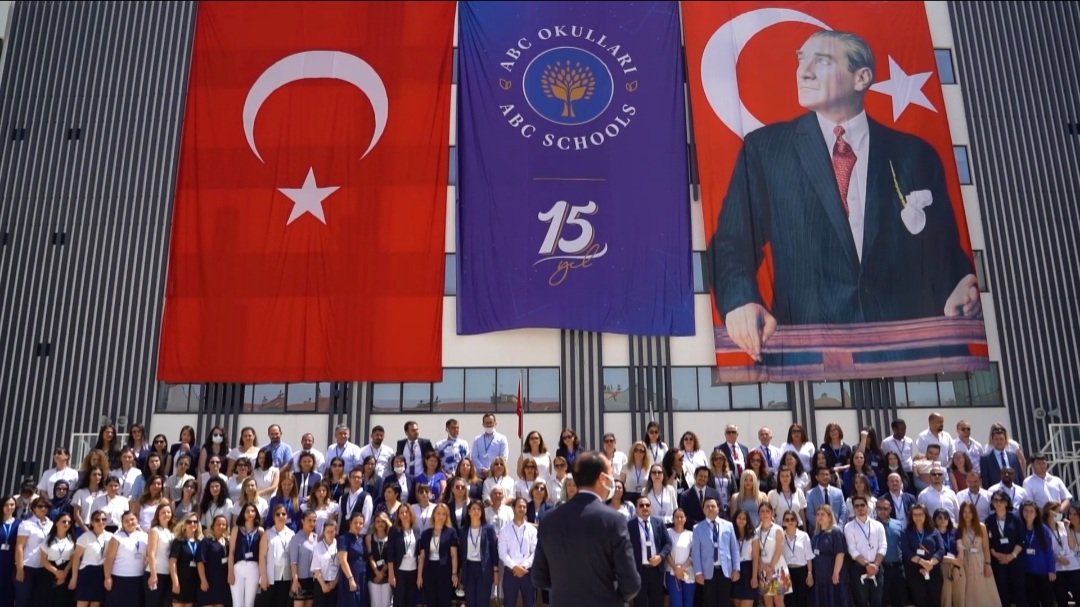 Her öğretmen farklı bir enstrümanın sesidir...
Orkestra şefinin en büyük yeteneği ise, dünyaya sırtını dönerek bu topluluktan en güzel melodiyi çıkartmak...
#abcokulları