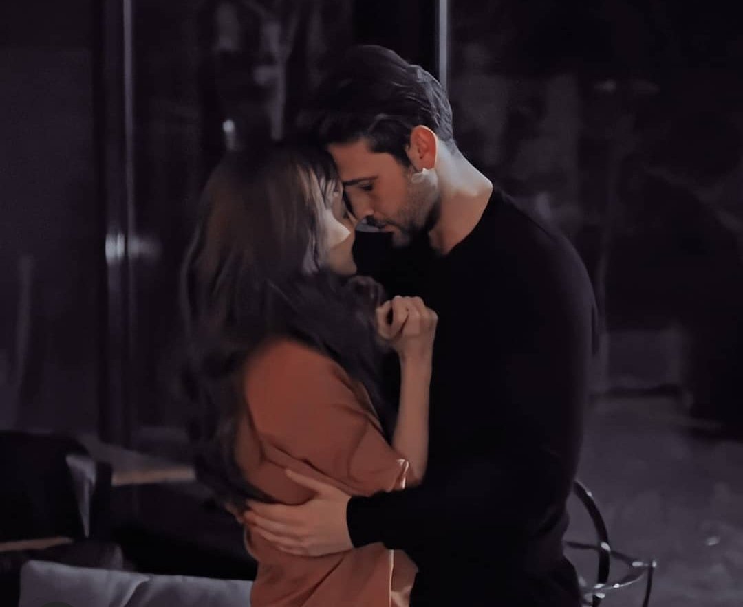 Selin25678's tweet photo. "kalmak istiyorum ama gitmek zorundayım" bu sahne.🔥
#EfYam https://t.co/S9QGp0M88O