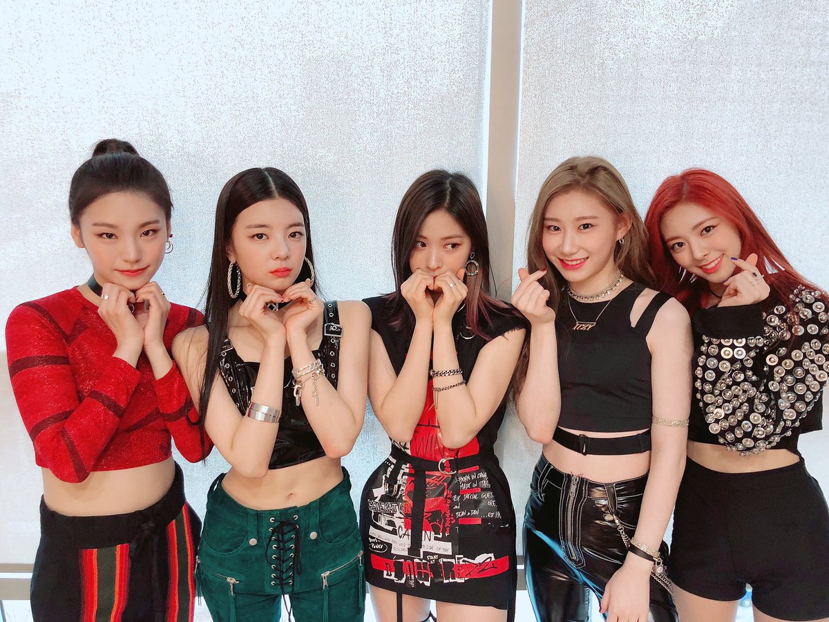 manjicloud's tweet photo. Sus mafiosas favoritas se pusieron sus ropitas rojas para combinar con el #LP3rdCB, porque aunque el nuevo comeback de las reinas @LPINKTWT sea más rosa que nada, nuestro amor por ella es intenso como el color rojo. Esperen nuestra salida al escenario! https://t.co/b9qcXluI9t