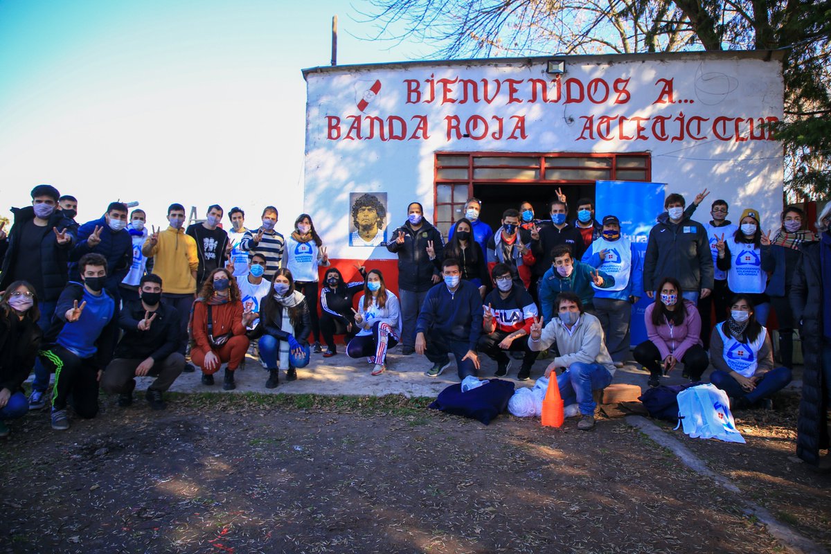 giannibuono's tweet photo. Con Cultura Solidaria de @CulturaNacionAR acompañamos a @pbasolidaria en la jornada solidaria por el Club Banda Roja de La Plata inaugurando el mural del @comandomaradona a 35 años del mundial que consagró a #DiegoEterno . Una iniciativa de @JuventudesPBA del @MinDesarrolloBA https://t.co/2x6dmZfu2n