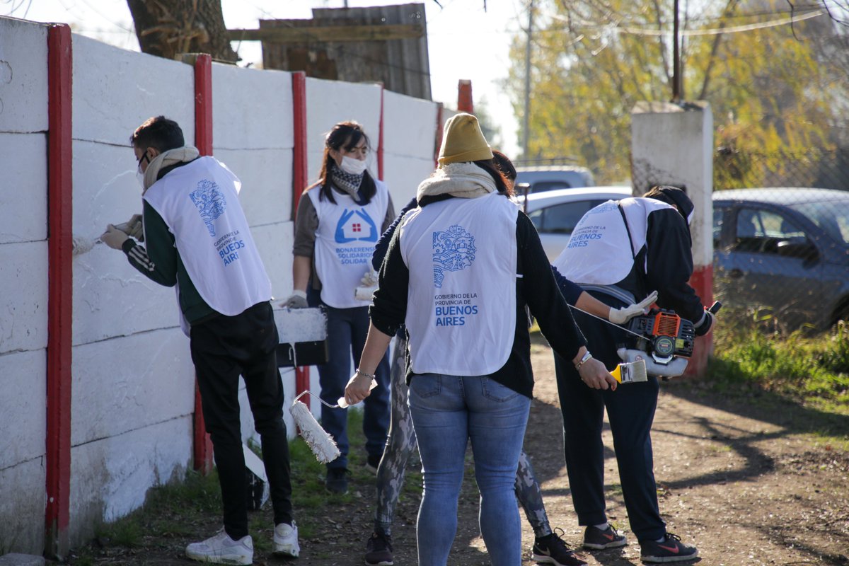 giannibuono's tweet photo. Con Cultura Solidaria de @CulturaNacionAR acompañamos a @pbasolidaria en la jornada solidaria por el Club Banda Roja de La Plata inaugurando el mural del @comandomaradona a 35 años del mundial que consagró a #DiegoEterno . Una iniciativa de @JuventudesPBA del @MinDesarrolloBA https://t.co/2x6dmZfu2n