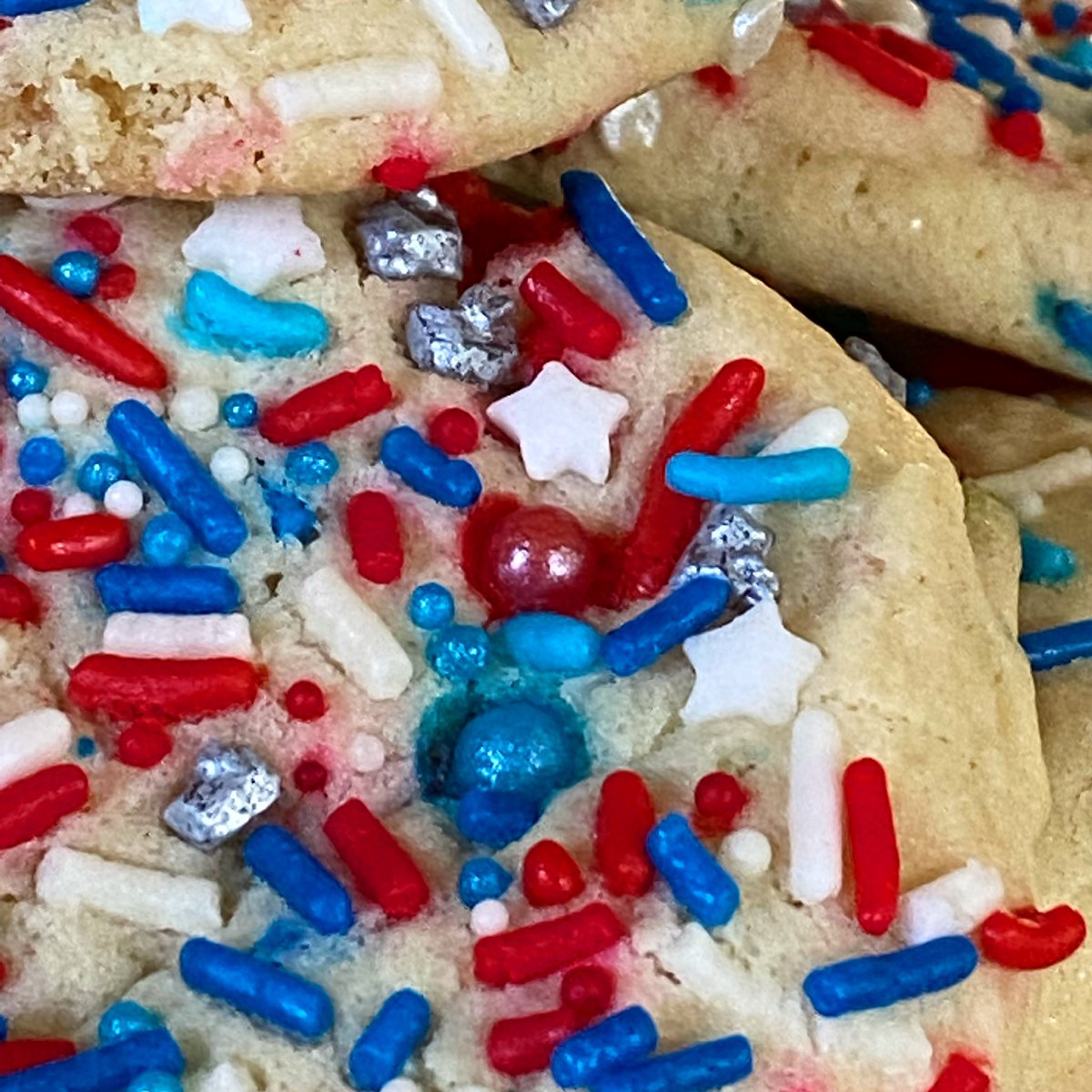 MariannaS2014's tweet photo. 4th of July Funfetti cookie!! My sister makes the best food ever!! #cookies #funfetticookies #4thofjulycookies #4thofjuly #fun #bbq https://t.co/Alt0TjgEGF