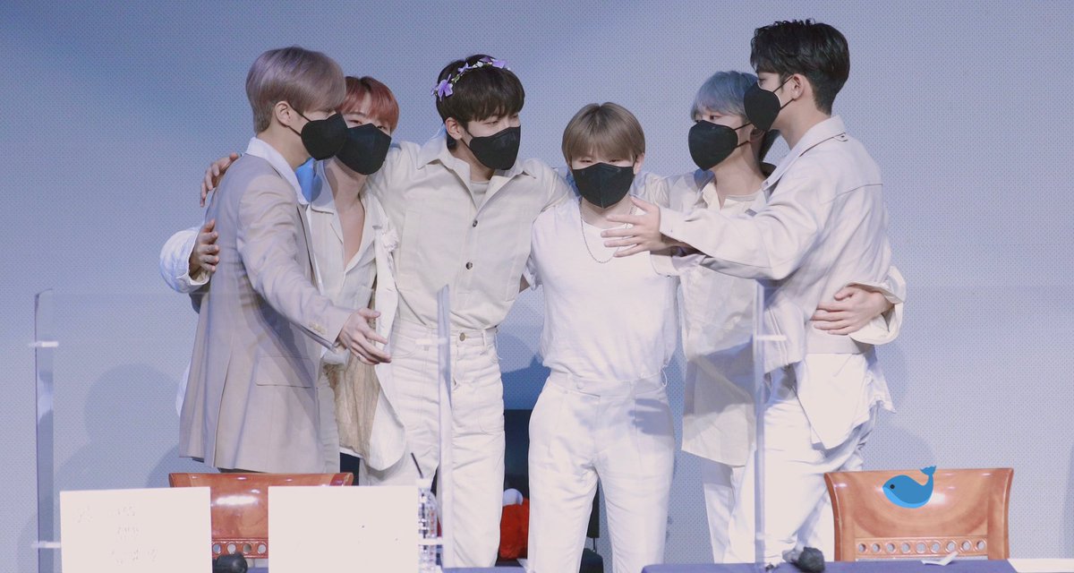 miwon17_'s tweet photo. when wonwoo was asked to hug the person that had a hard time this comeback but he did a group hug instead with everyone together cuz everyone in seventeen worked hard...🥺🥺🥺 @pledis_17 https://t.co/Xuj5TR7jN7