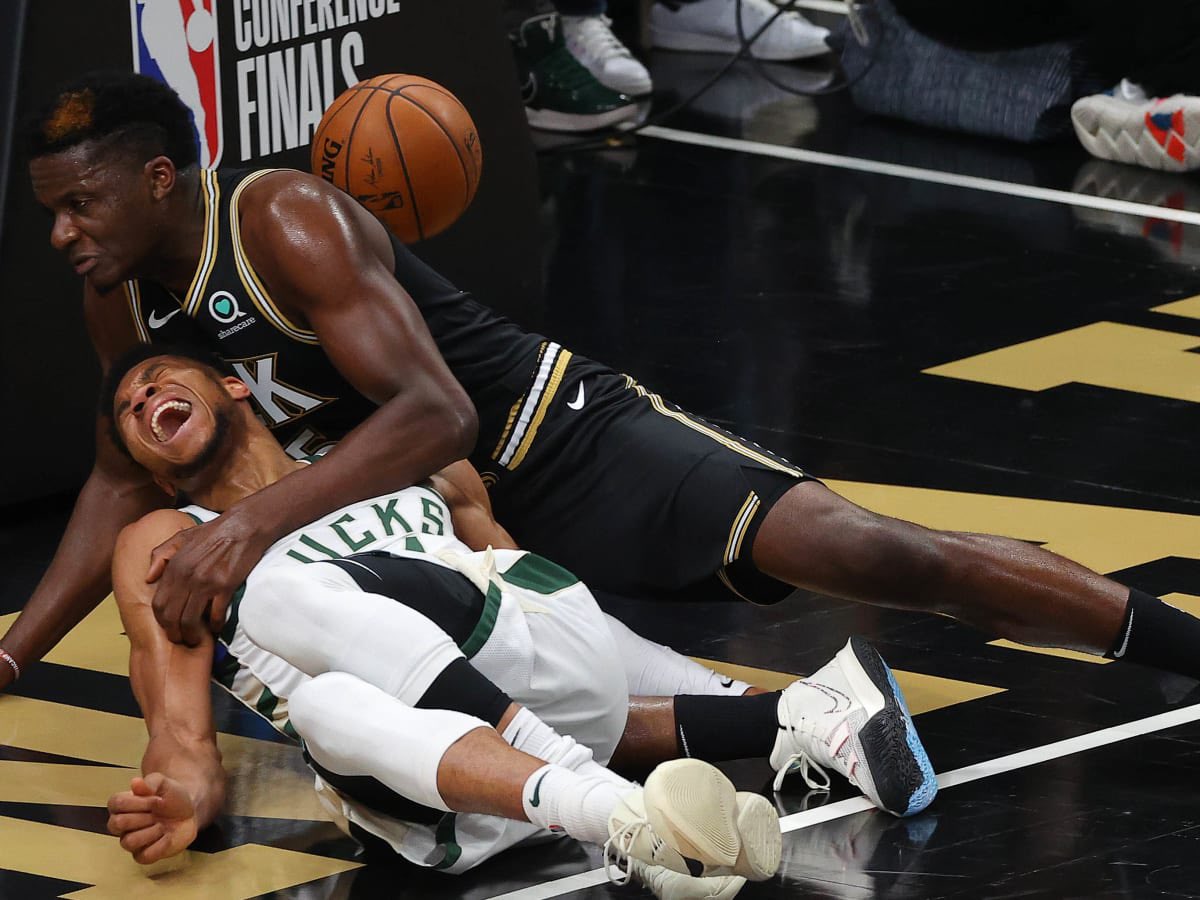 nba_shitpost's tweet photo. @Giannis34SZN @Suns His knee lmao 🤣 https://t.co/Gv9LLqWmW6