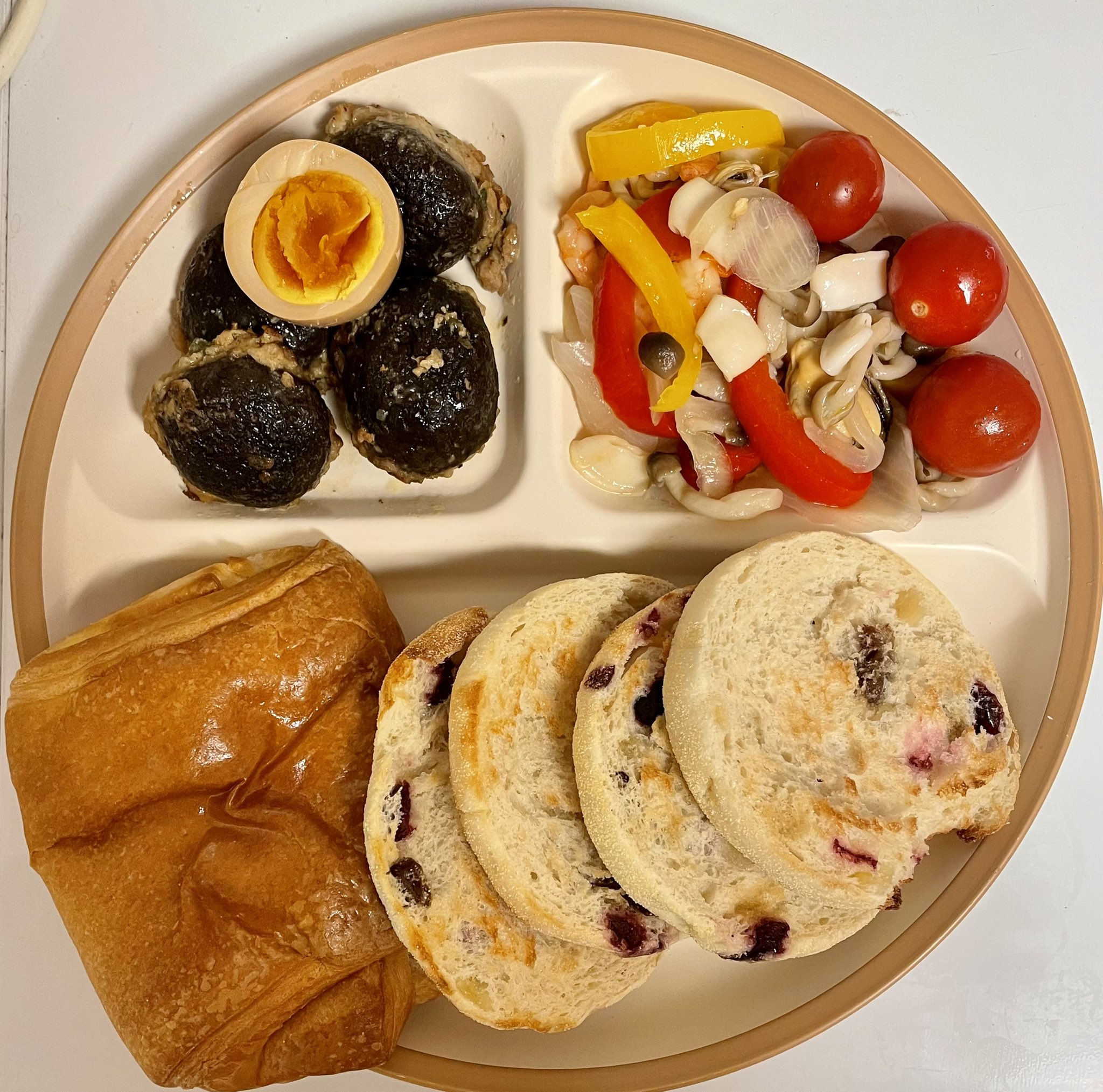 ゆき 食べることに夢中人 相互フォロー おはようございます 今日の朝御飯は Pascoの イングリッシュマフィンフルーツグラノーラ フジパンのクリームデュオ パプリカのシーフードマリネ 椎茸ハンバーグです マフィンはトーストするとフワフワ