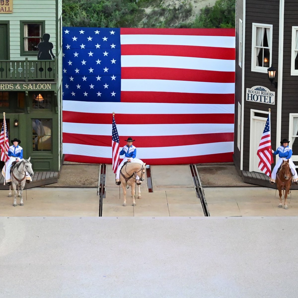 Happy Independence Day from your friends out west! 🎇  🎉