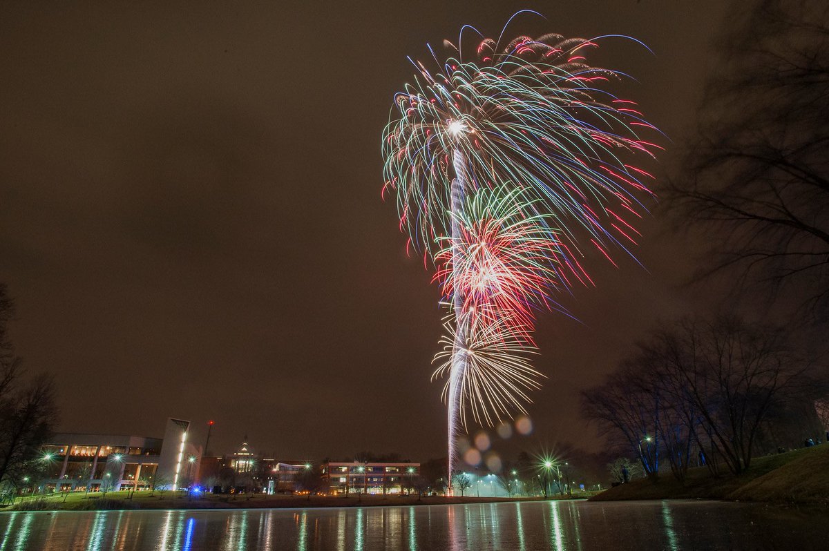 Are you ready to light ⬆️ the night sky, Patriots? 

Happy #4thofJuly, #MasonNation! 💚💛🇺🇸🎆

📷: Creative Services