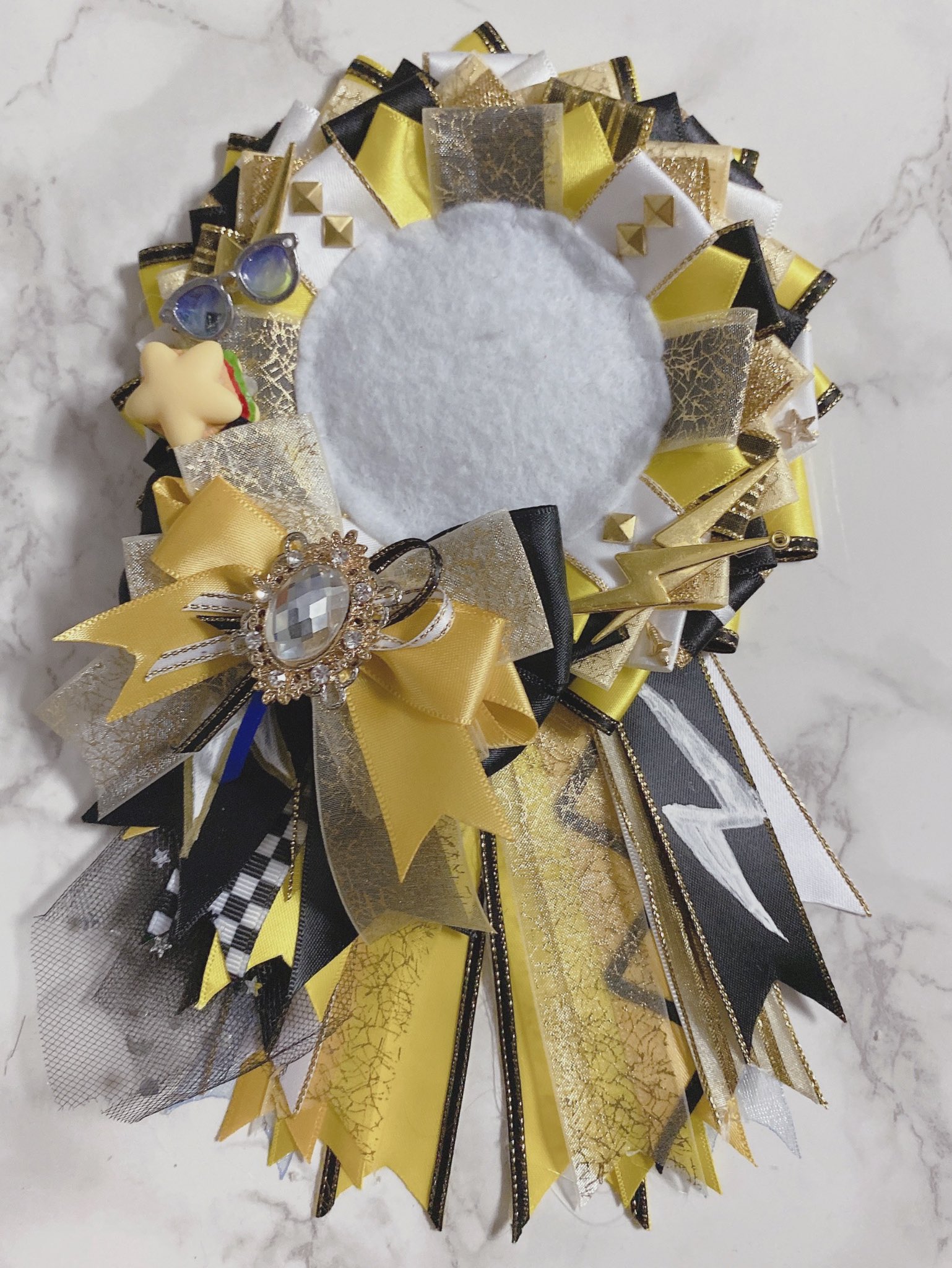 Rukusu オーダーメイドロゼット オーダー品ロゼット 僕のヒーローアカデミア 上鳴電気サマ も色々なところに取り入れ 透け感ある箔のリボンで電気のバチバチ感をイメージしました ゚ 正面から見るとお星様のパーツも横から見ると好物の Rukusu オーダーメイドロゼット オーダー品ロゼット 僕のヒーローアカデミア 上鳴電気サマ も色々なところに取り入れ 透け感ある箔のリボンで電気のバチバチ感をイメージしました ゚ 正面から見るとお星様のパーツも横から見ると好物の