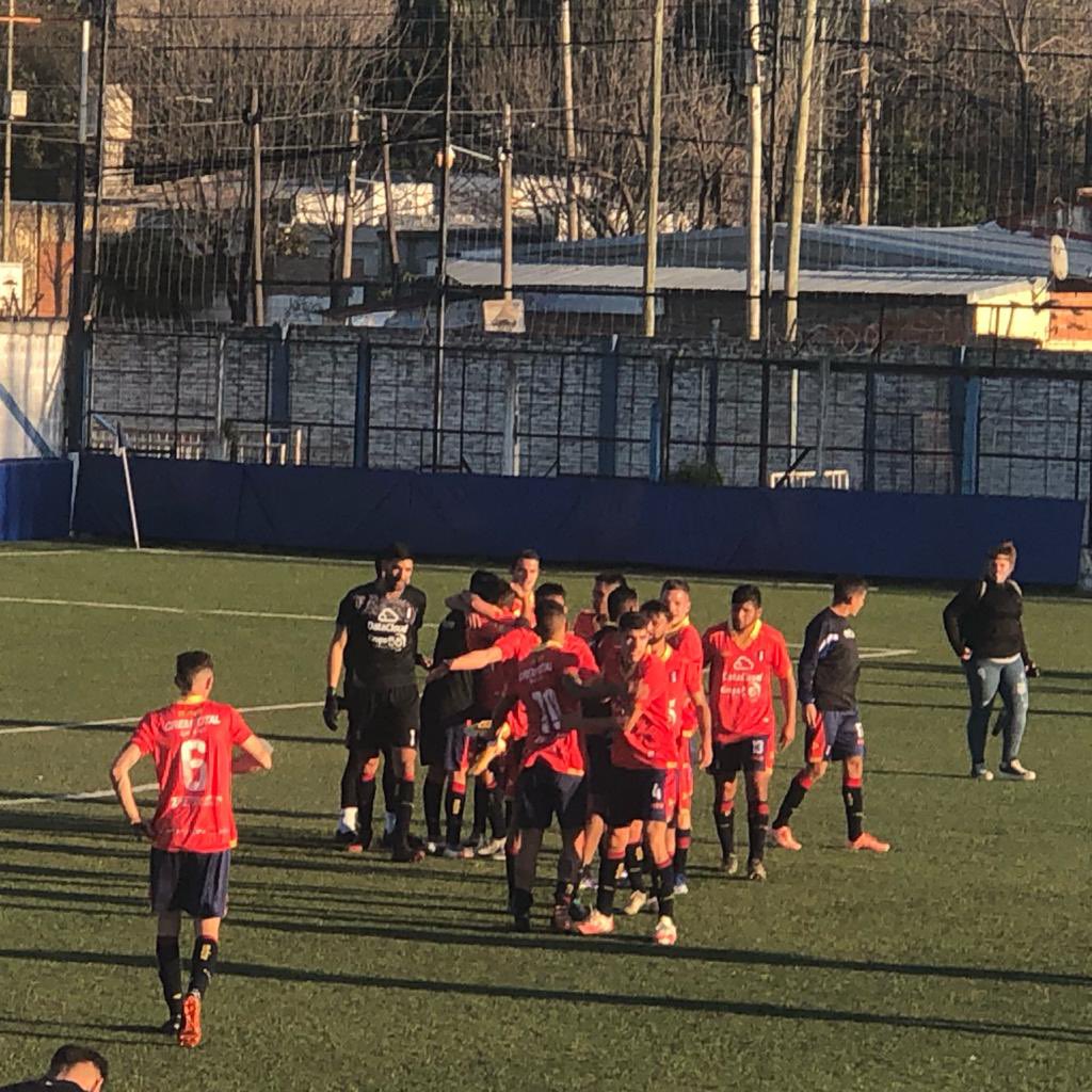 ¿Otro milagro de Caruso Lombardi y su gente? Señoras/Señores: hoy ganó Deportivo Español! Fue el debut de Ricardo como manager. 1-0 a Midland en Libertad. #PrimeraC 
📷: Furia Española