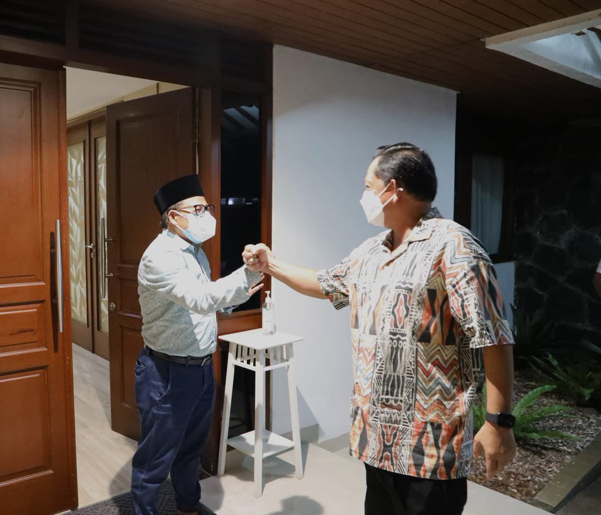 cakimiNOW's tweet photo. TITTO
Kedatangan tamu Menteri Dalam Negeri Pak Titto Karnavian untuk membicarakan berbagai hal penting problem mutaakhir yang perlu solusi cepat.
Semoga semua lancar..
#badaipastiberlalu #doaadalahsenjata https://t.co/uPx4zNFW0A