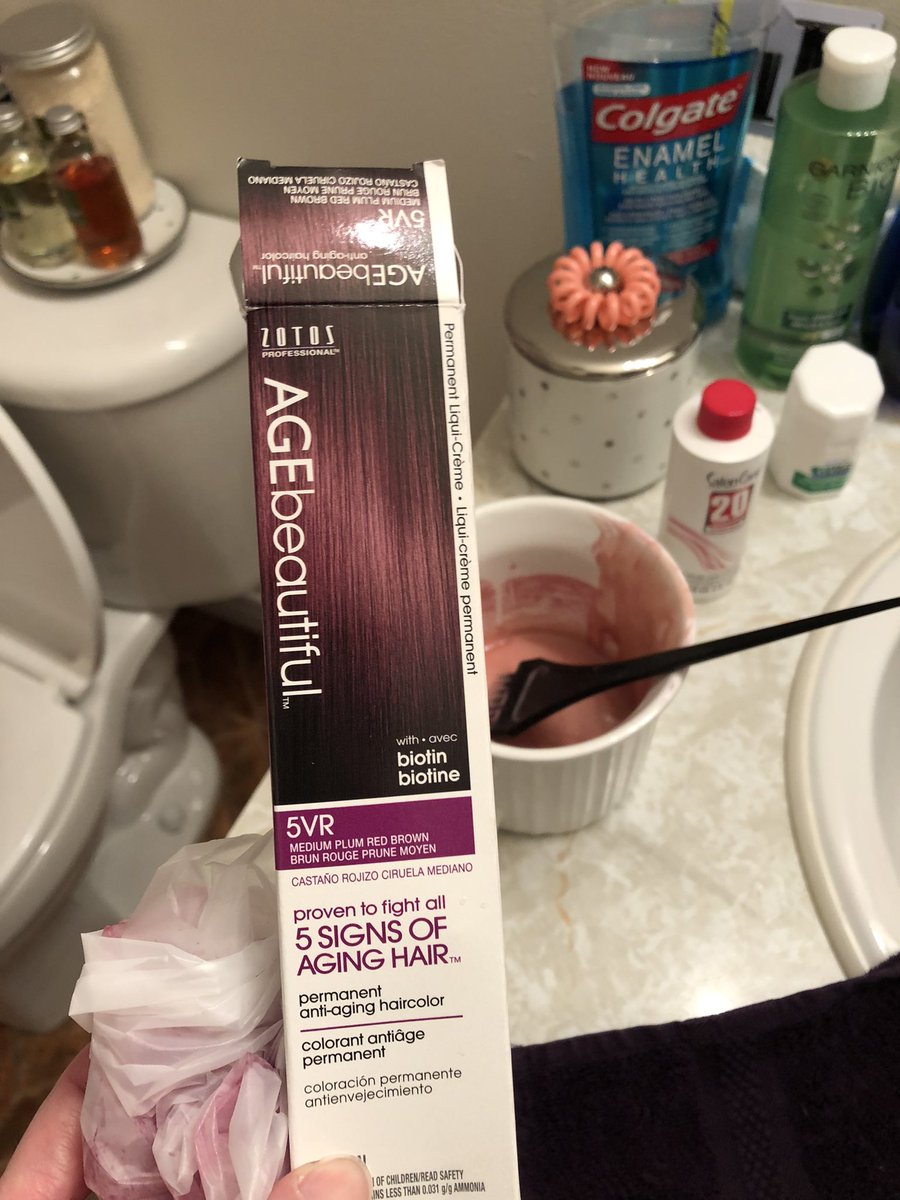 dawn_kimmy_nl's tweet photo. Back to my old colour again! I puts this colour off because it can be such a mess when dying it! 👏🏻 #dyinghair #coolcolour #gettinerdone https://t.co/9WZmzwSflj