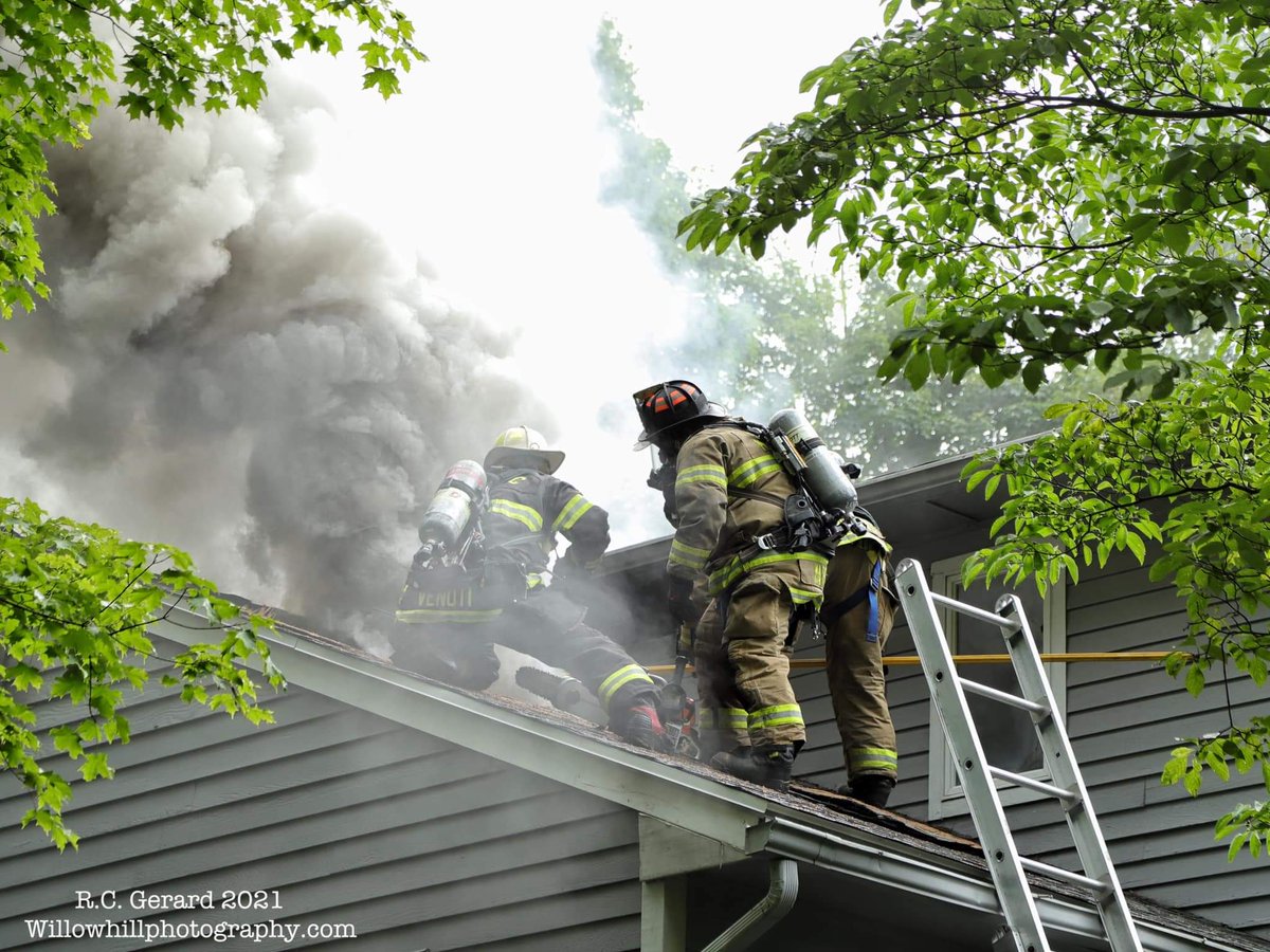 ctfirephoto's tweet photo. CFPA member Bob Gerard posts images from this afternoon's 2nd alarm in Madison, CT.
#madisonfire #madisonct
#structurefire #workingfire https://t.co/EaRVRC4vM4