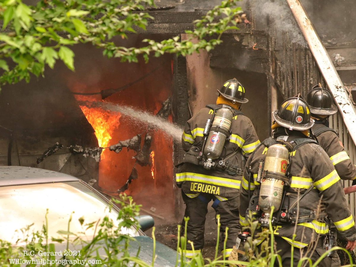 ctfirephoto's tweet photo. CFPA member Bob Gerard posts images from this afternoon's 2nd alarm in Madison, CT.
#madisonfire #madisonct
#structurefire #workingfire https://t.co/EaRVRC4vM4