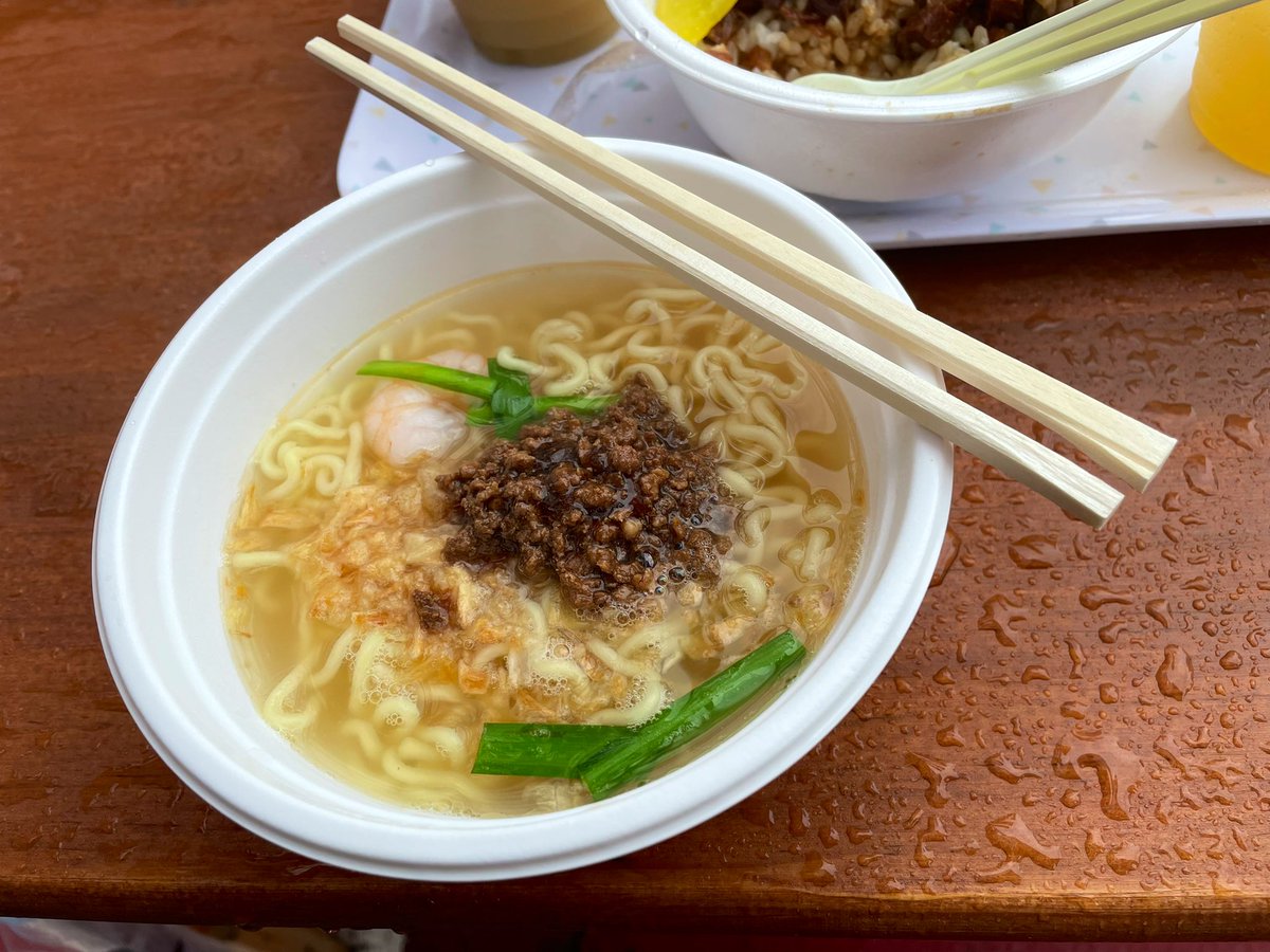 週末雨だったけど行ってきました台湾祭！！台湾気分！！どれもこれも久しぶりの味で美味しくてずぶ濡れなったけど行って良かったです🇹🇼🍍