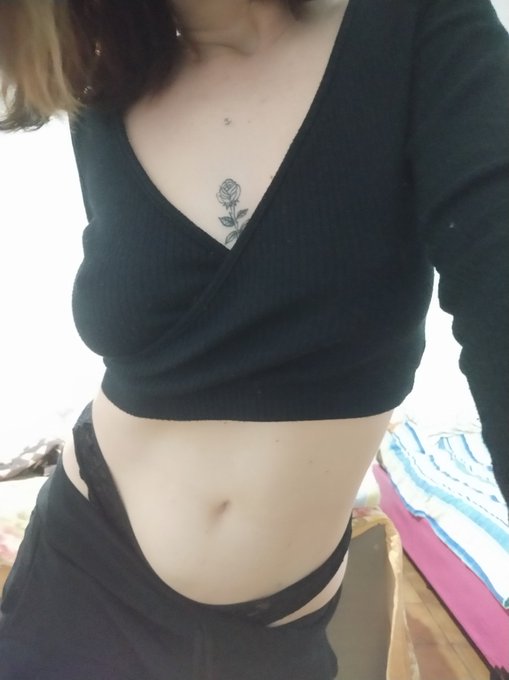 Queria vender um Pack pra colocar um piercing nesse umbigo essa semana. https://t.co/jojh3hIuZC