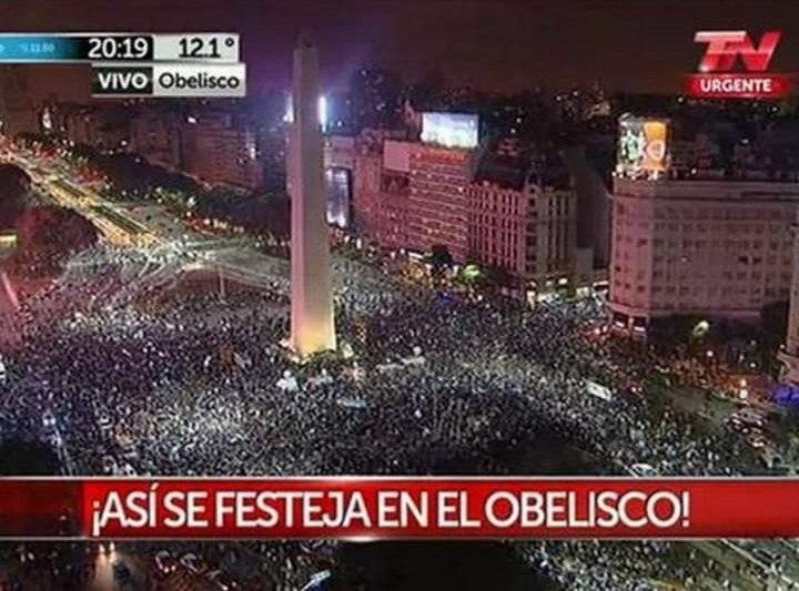 prihrry91's tweet photo. yo? yo festejo por cada % que suba louis 

#LouisForUEFAEURO #LouisTomlinson https://t.co/pP2q1j2Or9