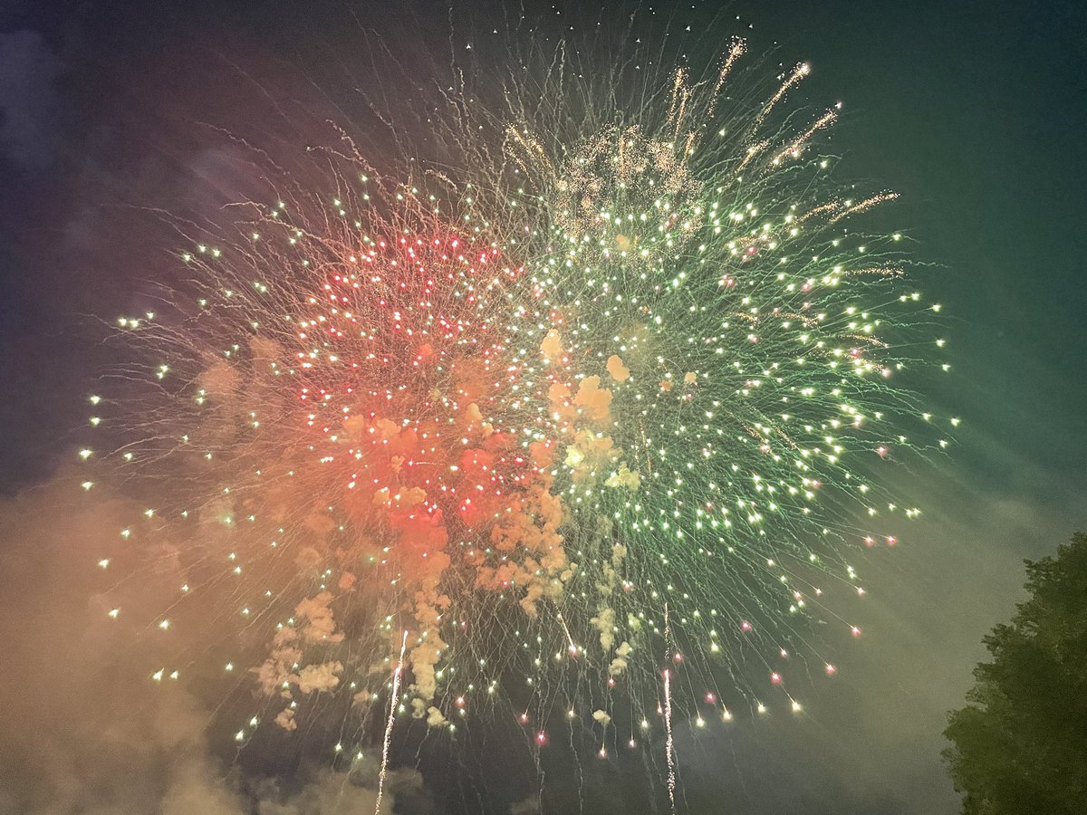 dcfireems's tweet photo. #DCsBravest along with our Federal partners @NationalMallNPS worked together with @GSF_1890 to ensure a fantastic and safe fireworks show on the National Mall and West Potomac Park. It was awesome to see so many residents and guests enjoying #IndependenceDay in DC. https://t.co/2NOkbBeUX2