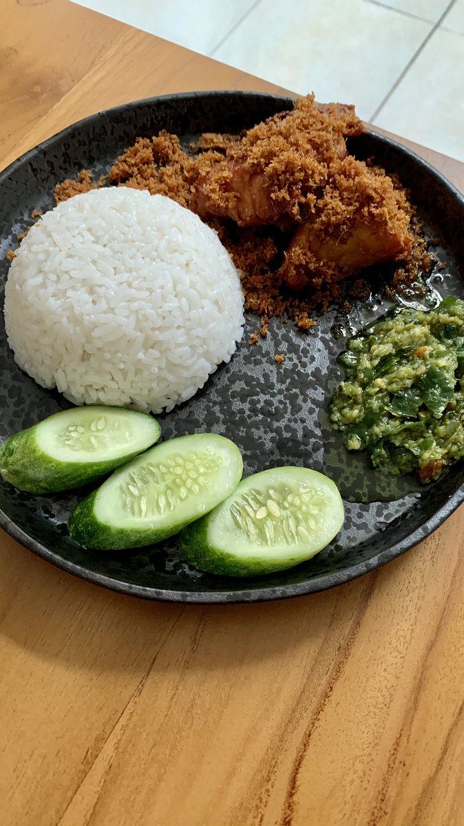 deerdeey's tweet photo. Skg mama tinggal di rumahku. Pas nyampe sini dia bingung mau ngapain, akhirnya cari kesibukan, karna masakan mama enak jd aku suruh mama jualan ayam serundeng sambel ijo, di Smg susah soalnya

Tapi aku ga begitu pnya bnyk temen di Smg, bolehkah bantu untuk Retweet teman2 😊 https://t.co/D8gHEjbxZW