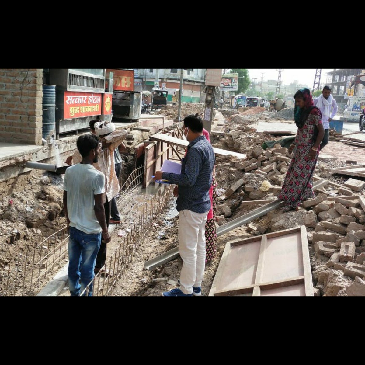RajasthanLabour's tweet photo. Child Labour &amp; Contraction Site Survey by Hanumangrah DM Neeraj Sharma. https://t.co/cSWs1VUhUe